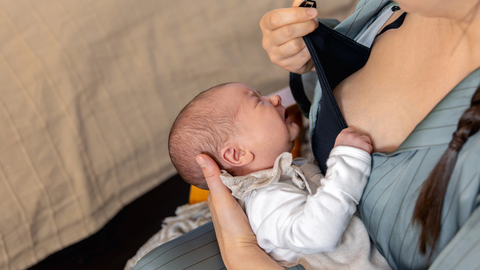 15 Causes of Baby Vomiting After Breastfeeding & How to Manage It