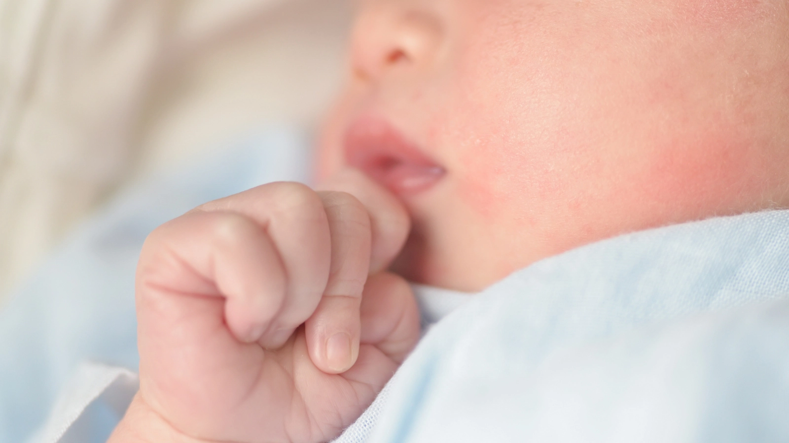 5 Cara Alami Menghilangkan Bekas ASI di Pipi Bayi! Moms Wajib Tahu