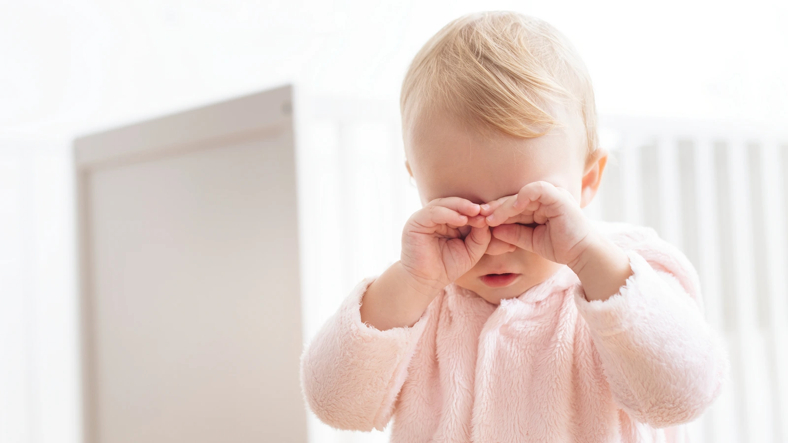 5 Cara Mengatasi Mata Bayi Belekan dengan Aman