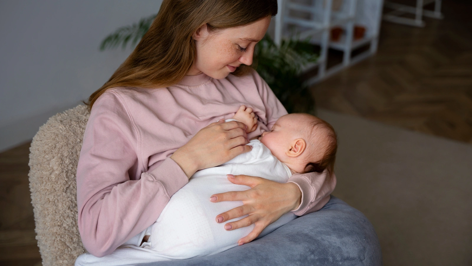 Bayi Berkeringat Saat Menyusu, Apakah Normal?