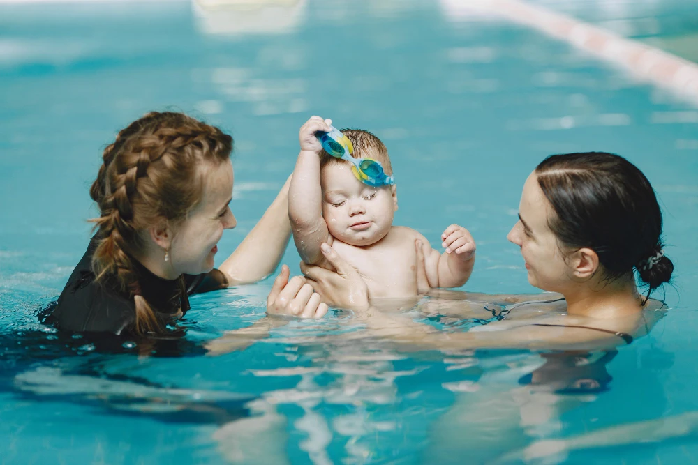 Kapan Bayi Boleh Berenang? Umur Ideal & Tips Aman