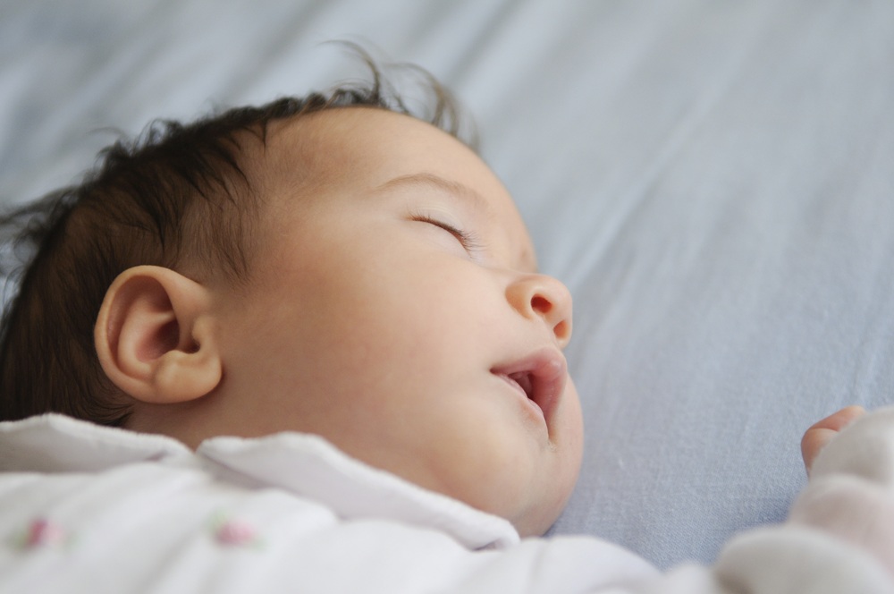 Mengenal Pola Tidur Bayi yang Normal Sesuai dengan Usia Si Kecil